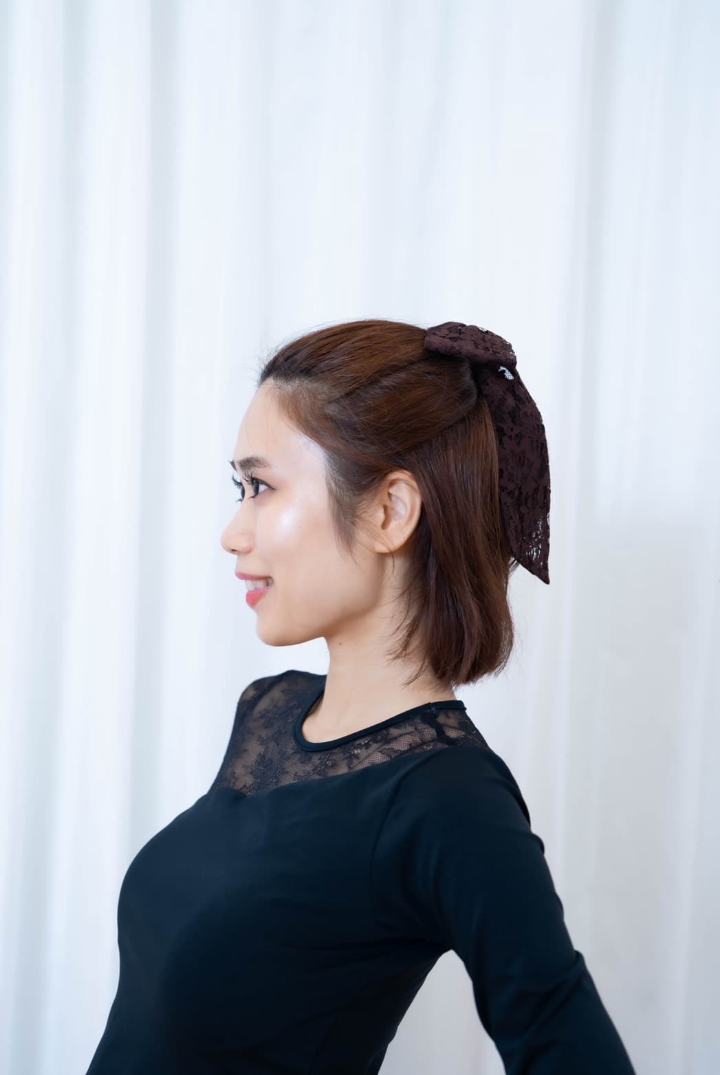 SECOND YOGA SALON の講師MISAKI。横顔のポートレート